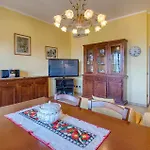 2 Bedroom Beautiful In Appartement Stresa