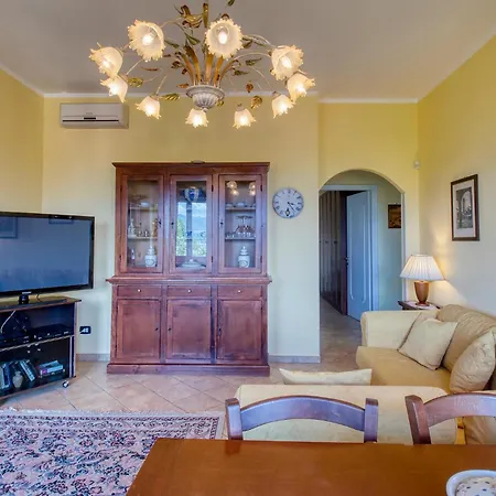 2 Bedroom Beautiful In Appartamento
