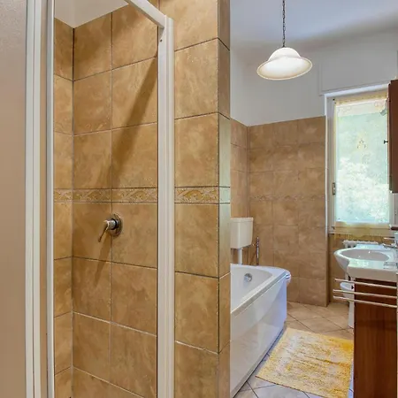 2 Bedroom Beautiful In * Стреза