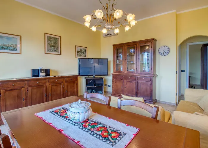 2 Bedroom Beautiful In Appartement Stresa