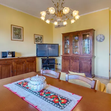 2 Bedroom Beautiful In Apartament Stresa